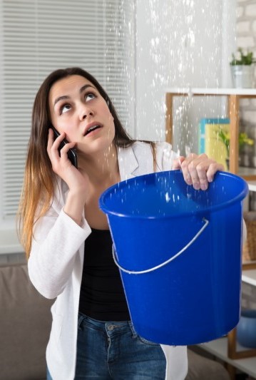 Image illustrant les dégâts des eaux causés par un voisin à Voiron, soulignant la responsabilité automatique du voisin