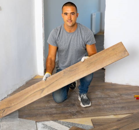 Technicien qualifié réalisant la pose de parquet dans une maison à Voiron